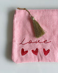 Trousse rose en velours côtelés avec écriture « Love »