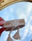 Bracelet J’ADORE en tissu beige et blanc