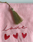 Trousse rose en velours côtelés avec écriture « Love »