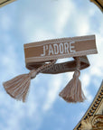 Bracelet J’ADORE en tissu beige et blanc