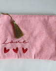 Trousse rose en velours côtelés avec écriture « Love »